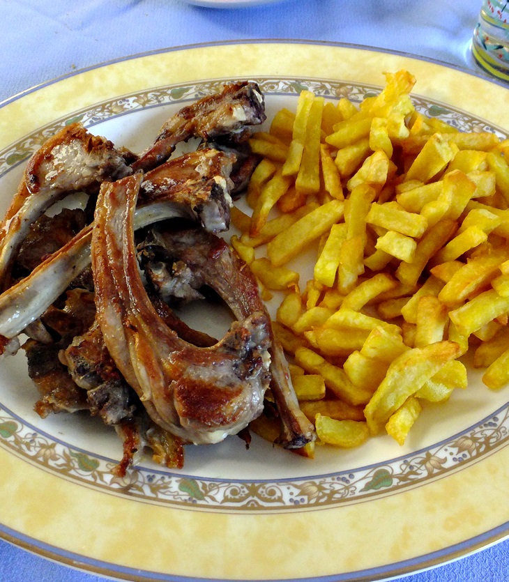 Chuletillas de lechazo con patatas fritas