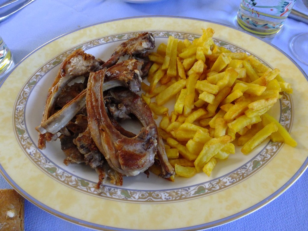 Chuletillas de lechazo con patatas&nbsp;fritas