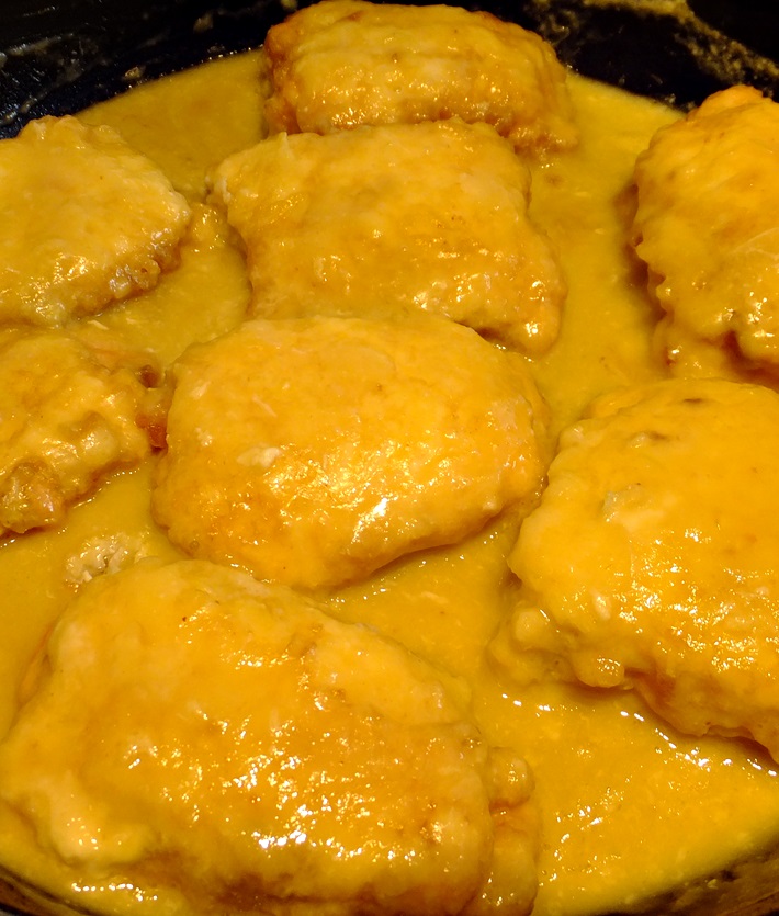 Merluza rellena de salmón con crema de puerros y gulas&nbsp;salteadas