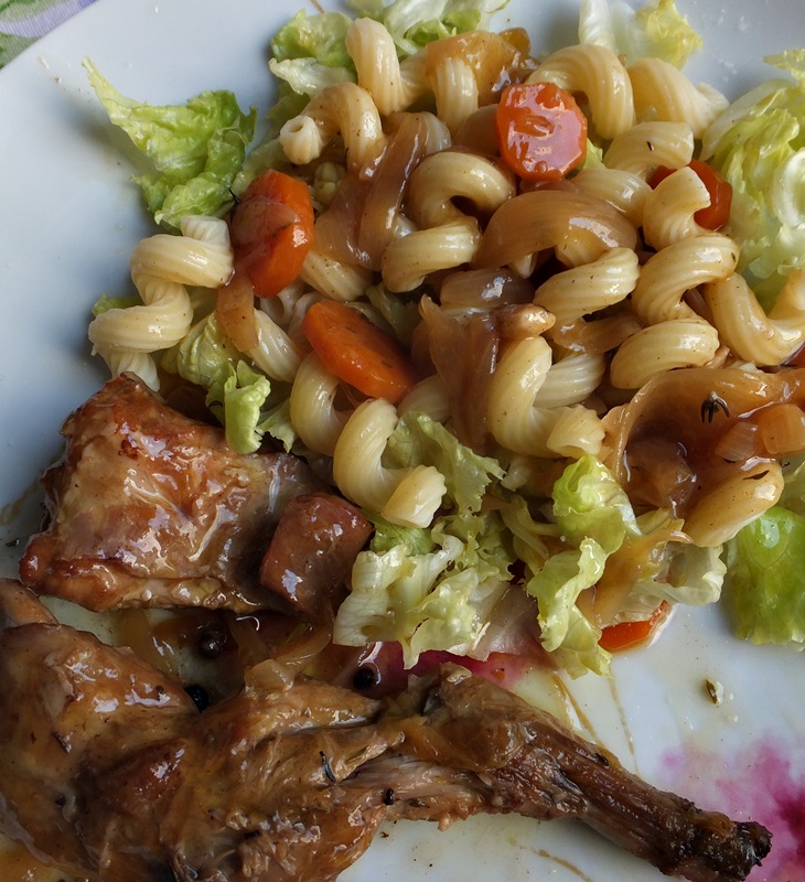 Conejo en escabeche con ensalada de&nbsp;pasta
