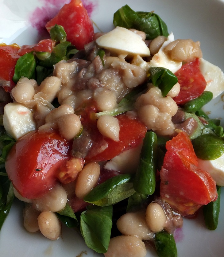 Ensalada de alubias blancas con queso fresco y&nbsp;anchoas