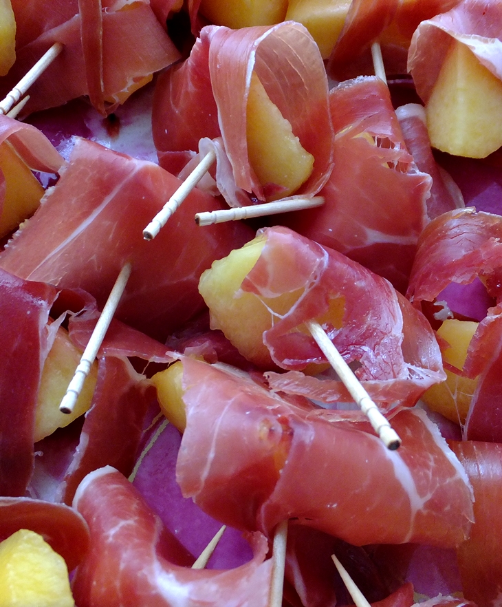 Pincho de jamón con&nbsp;fruta
