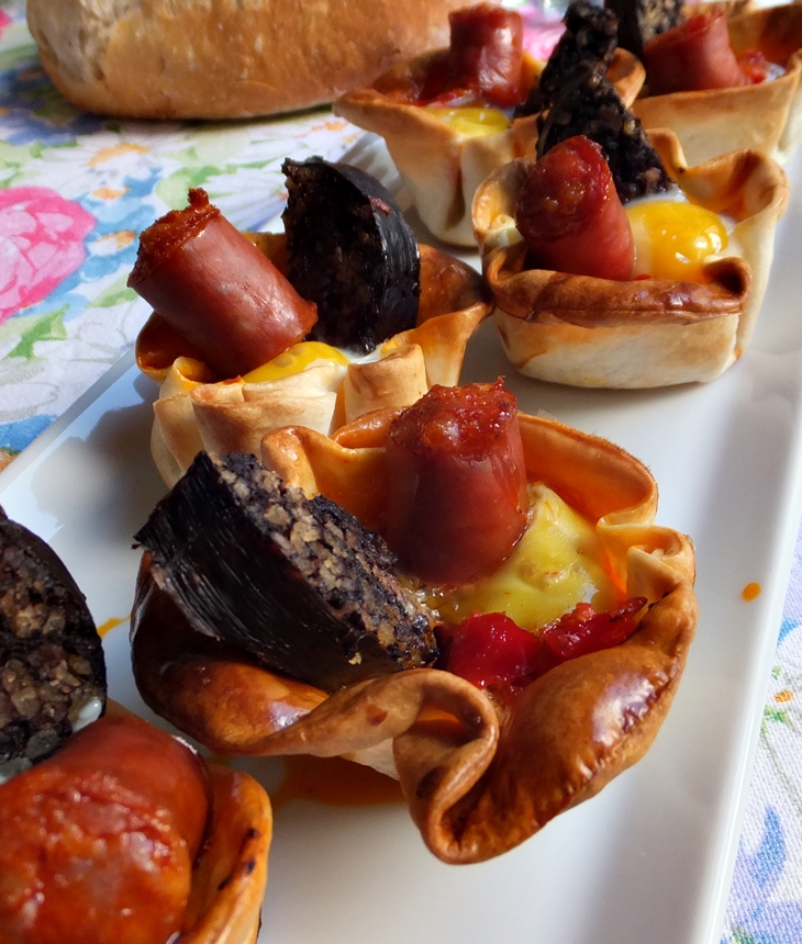 Tartaletas de verduritas, con chistorra, morcilla y huevo de&nbsp;codorniz