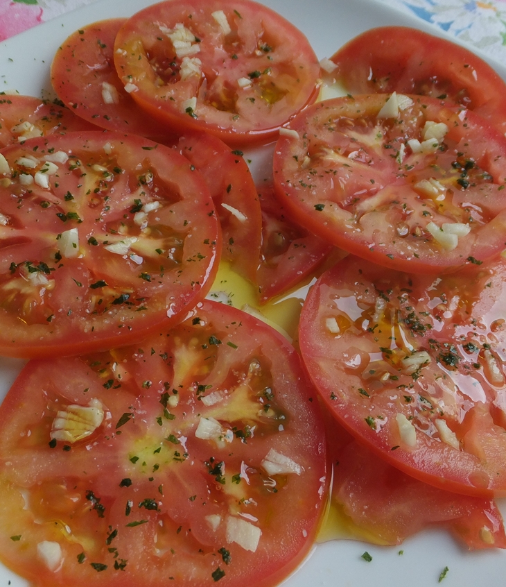 Ensalada de tomate con ajo y&nbsp;perejil