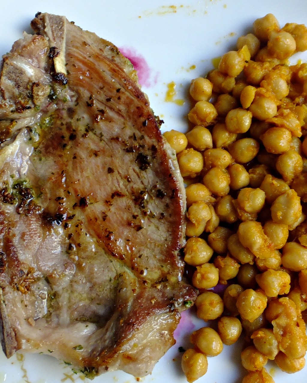 Chuletas de cerdo con garbanzos&nbsp;fritos