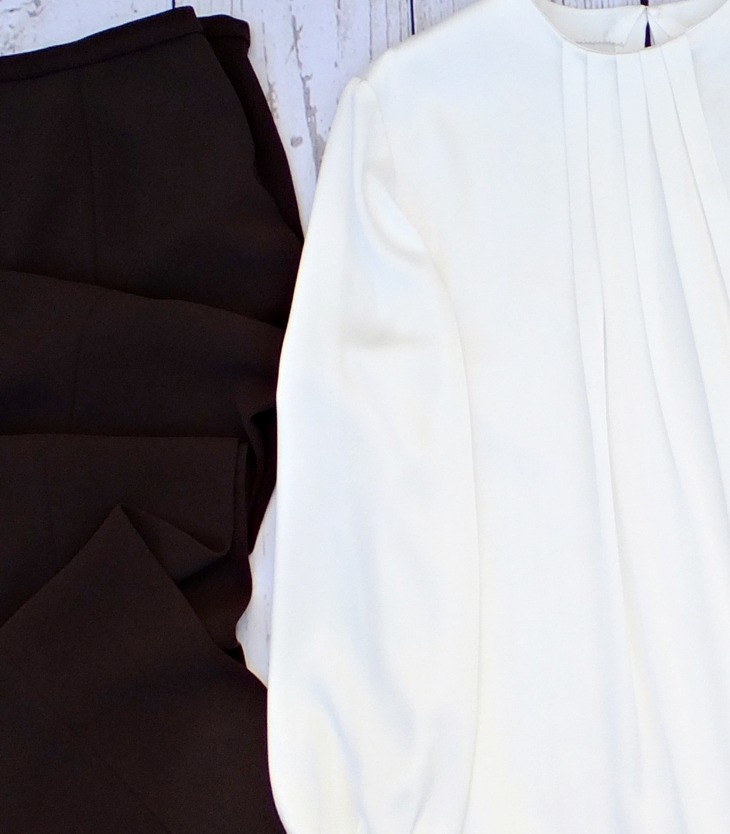 Pantalón marrón, blusón crema (2013)