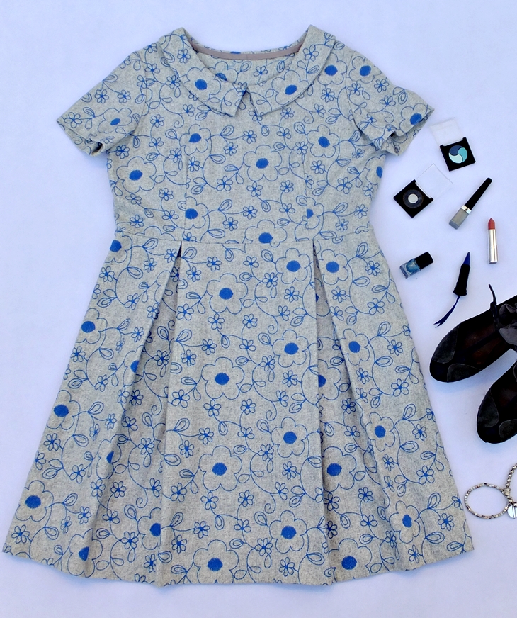 Un vestido, de franela bordado en azul (2012)