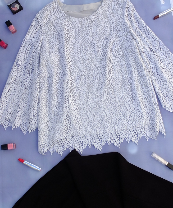 Blusón plateado con pantalón negro (2017)