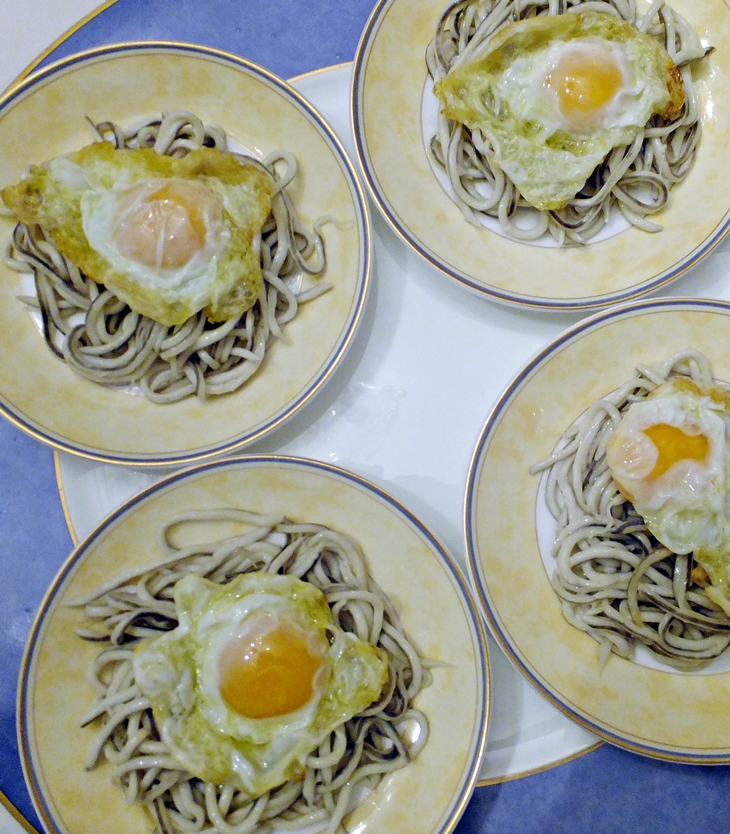 Platillo de gulas con huevo de&nbsp;codorniz
