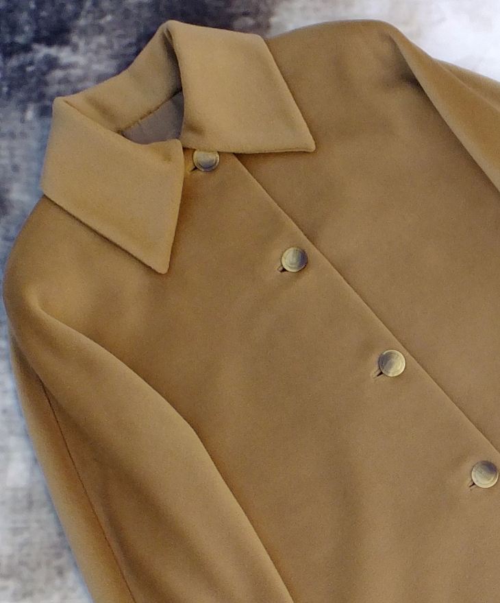 Abrigo camel, un clásico (2006)