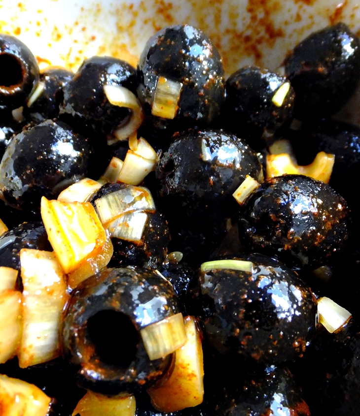 Aceitunas negras con&nbsp;pimentón