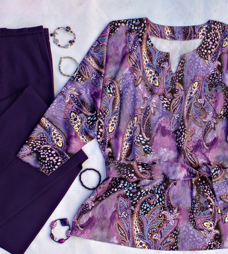 Pantalón y blusón en morado&nbsp;(2008)