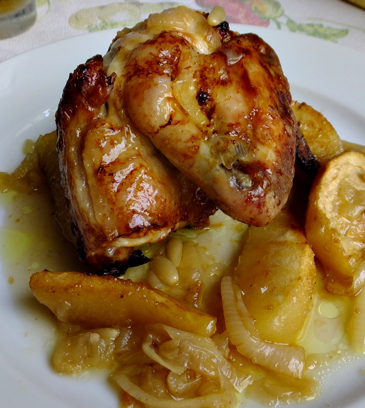Pollo asado con manzanas y&nbsp;piñones
