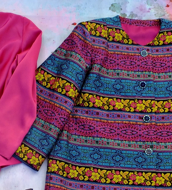 Traje en fucsia y colores (2017)