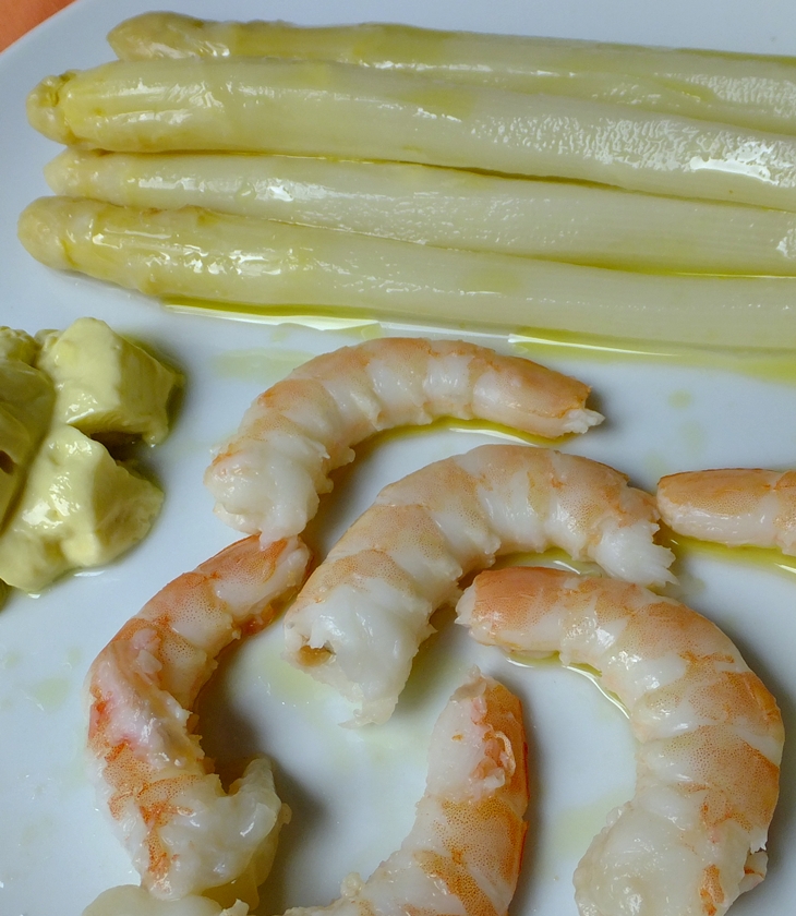 Espárragos con langostinos