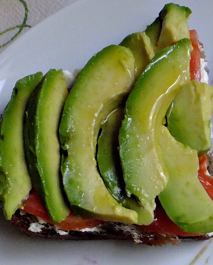 Tosta de pan de centeno con aguacate