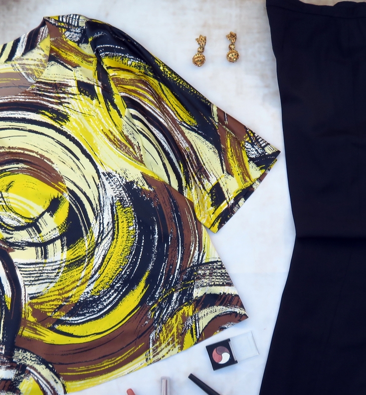 Pantalón azul marino con blusón amarillo&nbsp;(2008)