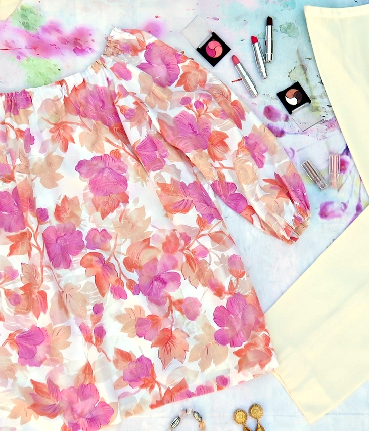 Blusón flores rosas, pantalón blanco&nbsp;(2009)