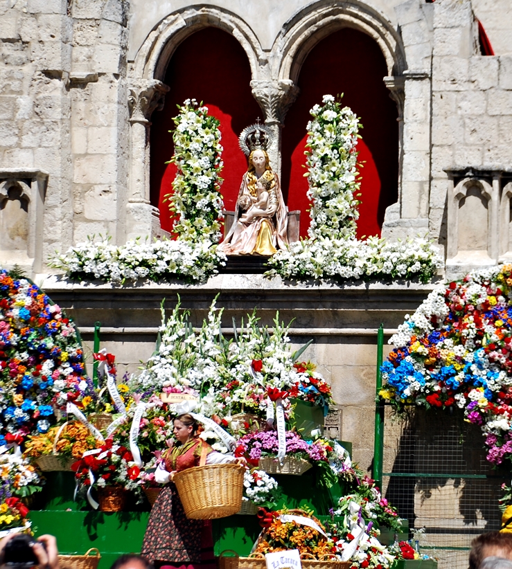 Ofrenda de flores a la Virgen en las fiestas&nbsp;patronales
