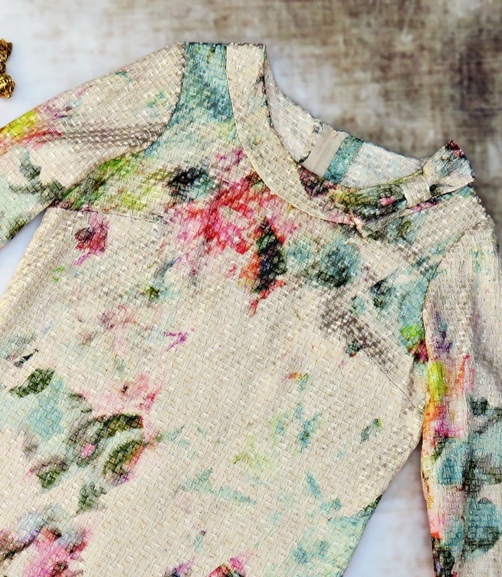 Vestido dorado y flores (2014)