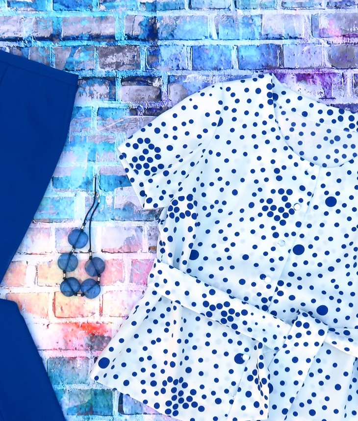 Pantalón azul con blusa de lunares&nbsp;(2010)