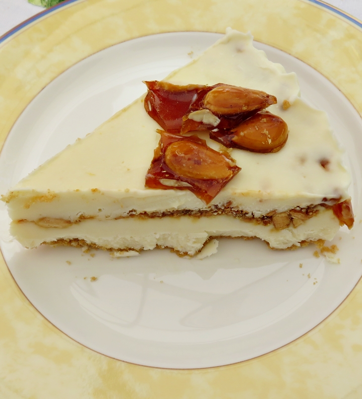 Tarta helada de nata con guirlache de almendras