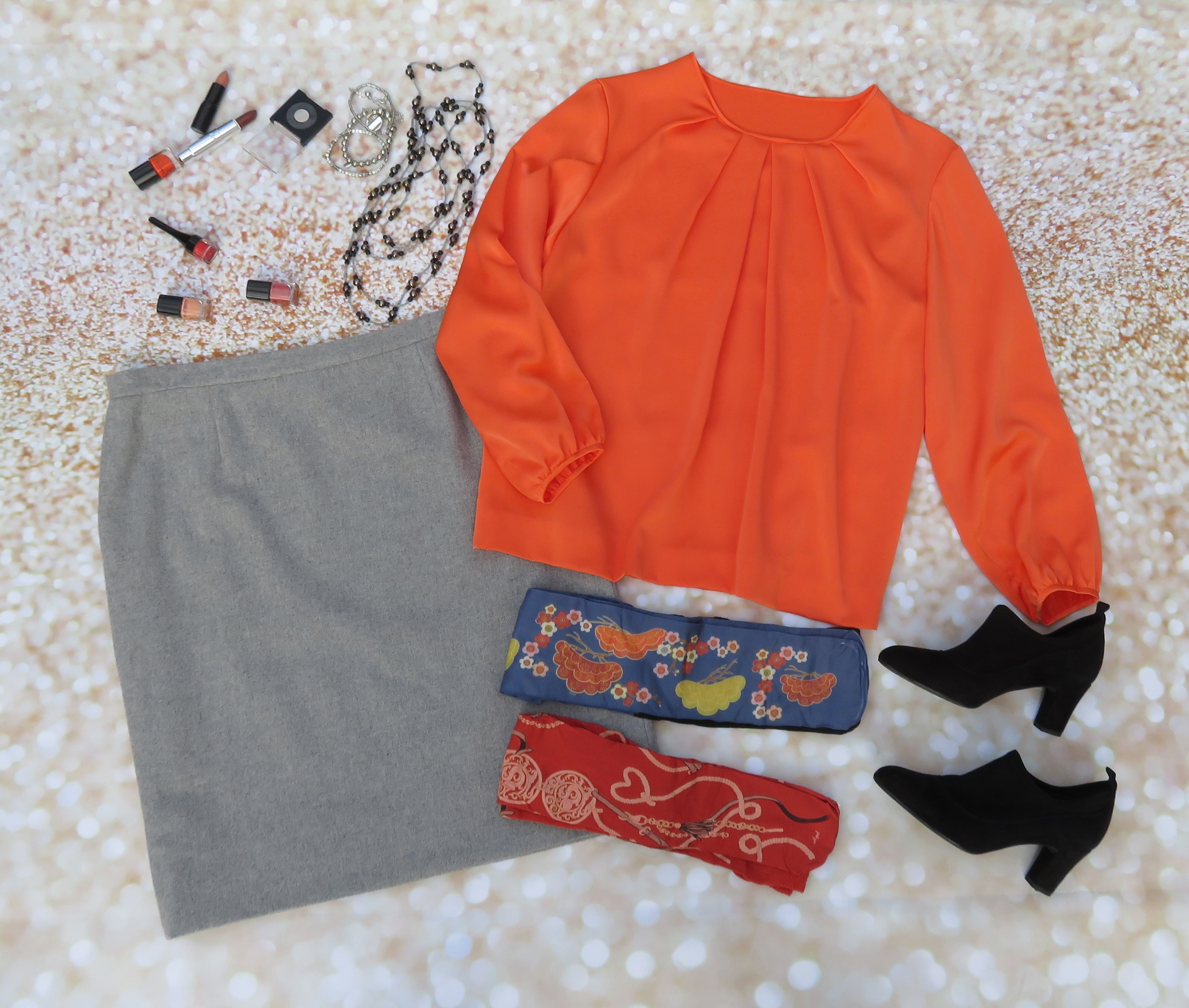 Falda gris blusa naranja 2