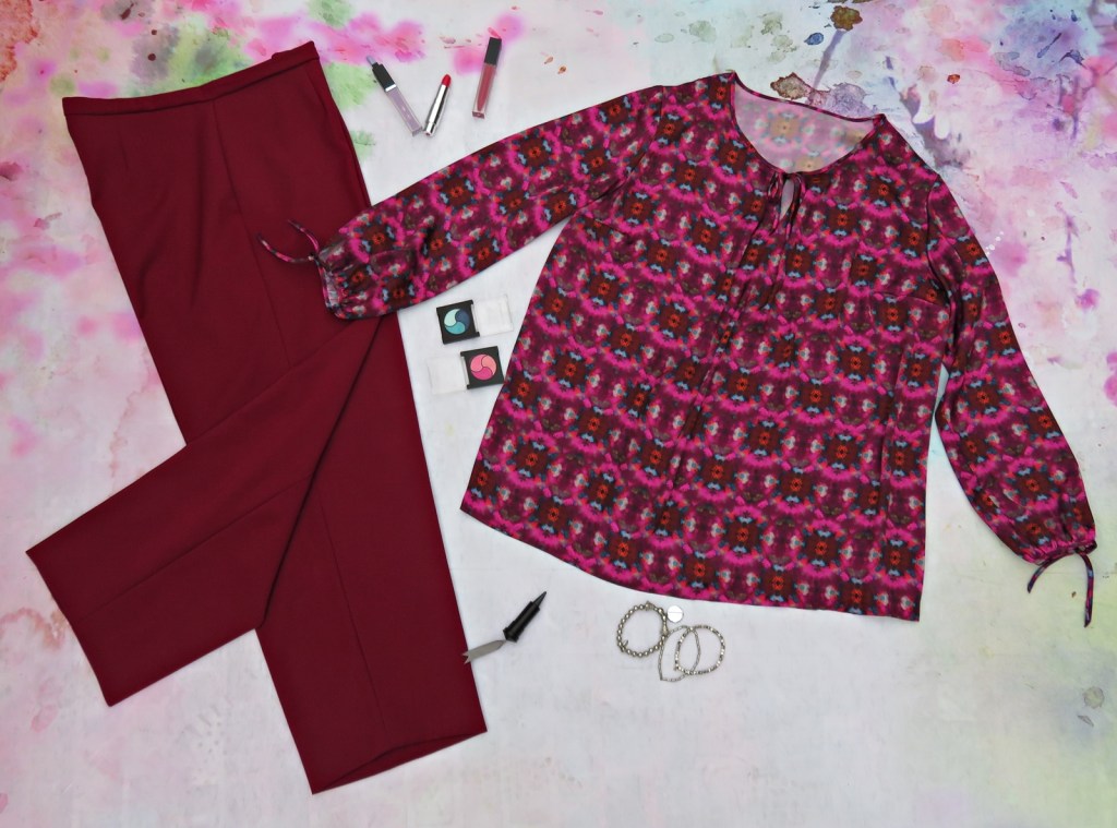 Pantalón granate con blusón de flores&nbsp;(2019)