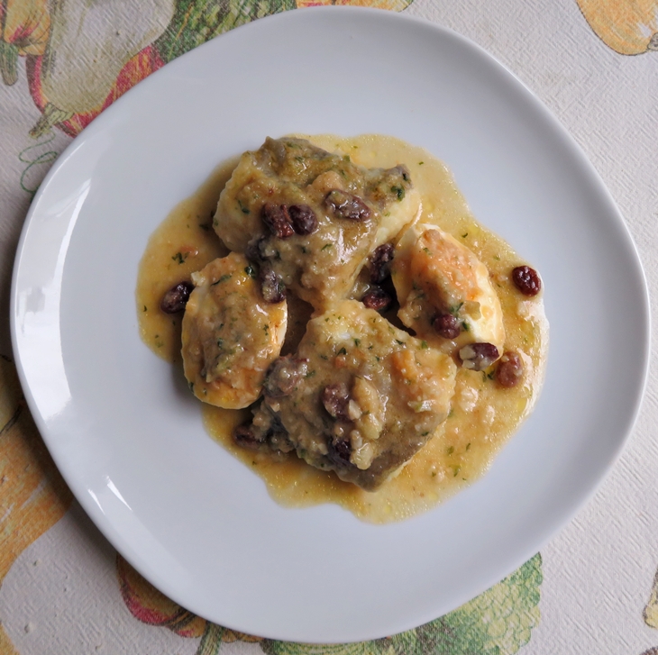 Bacalao con pasas y huevos&nbsp;cocidos