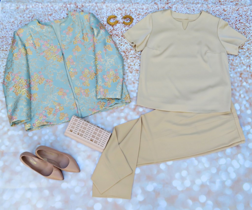 Chaqueta de brocado con traje beig (2015)