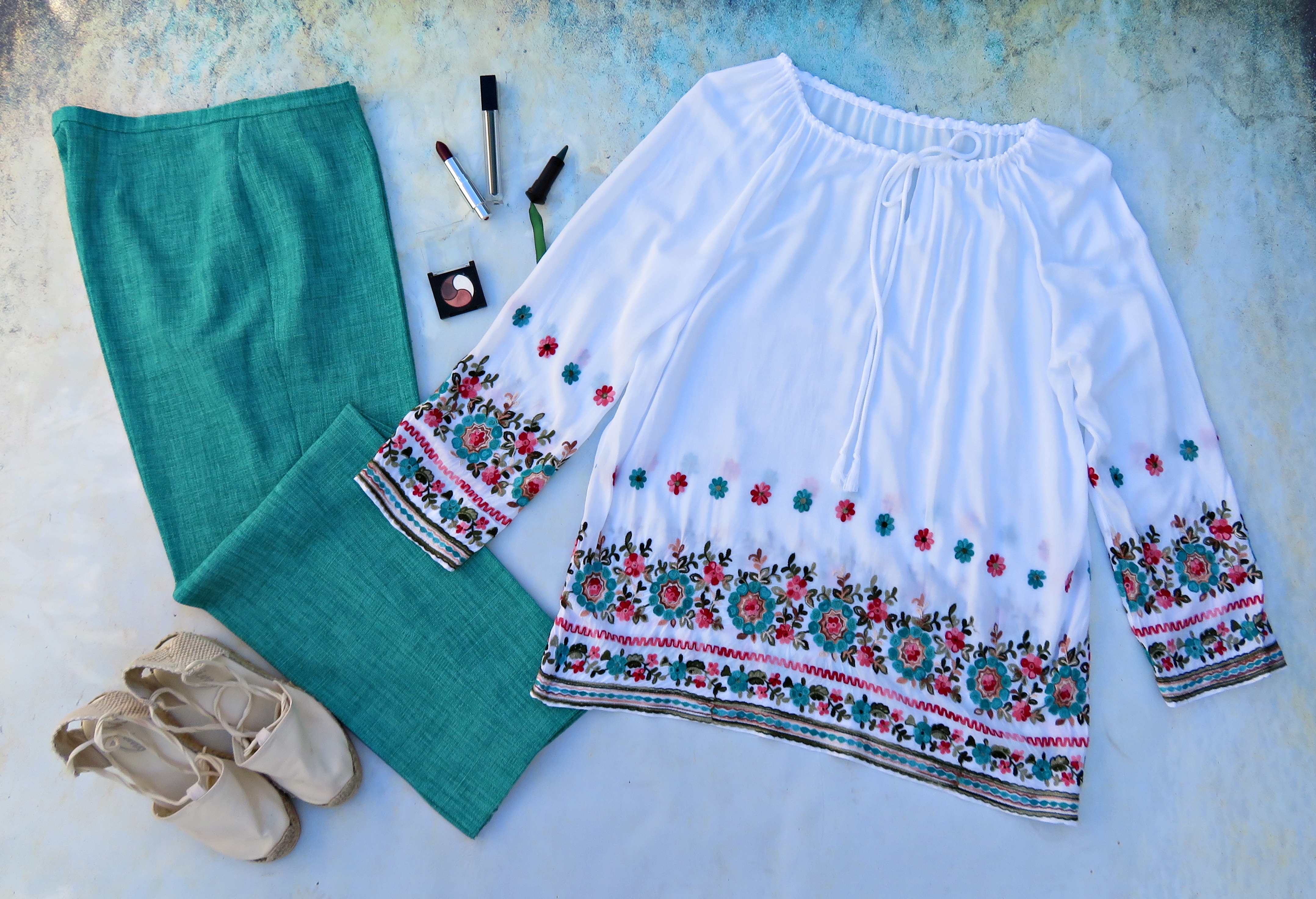 Blusón blanco bordado pantalón verde 1