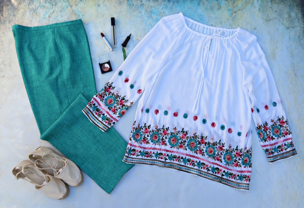 Blusón bordado, pantalón verde&nbsp;(2015)