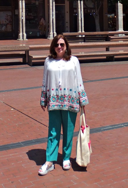 Blusón blanco bordado pantalón verde 2