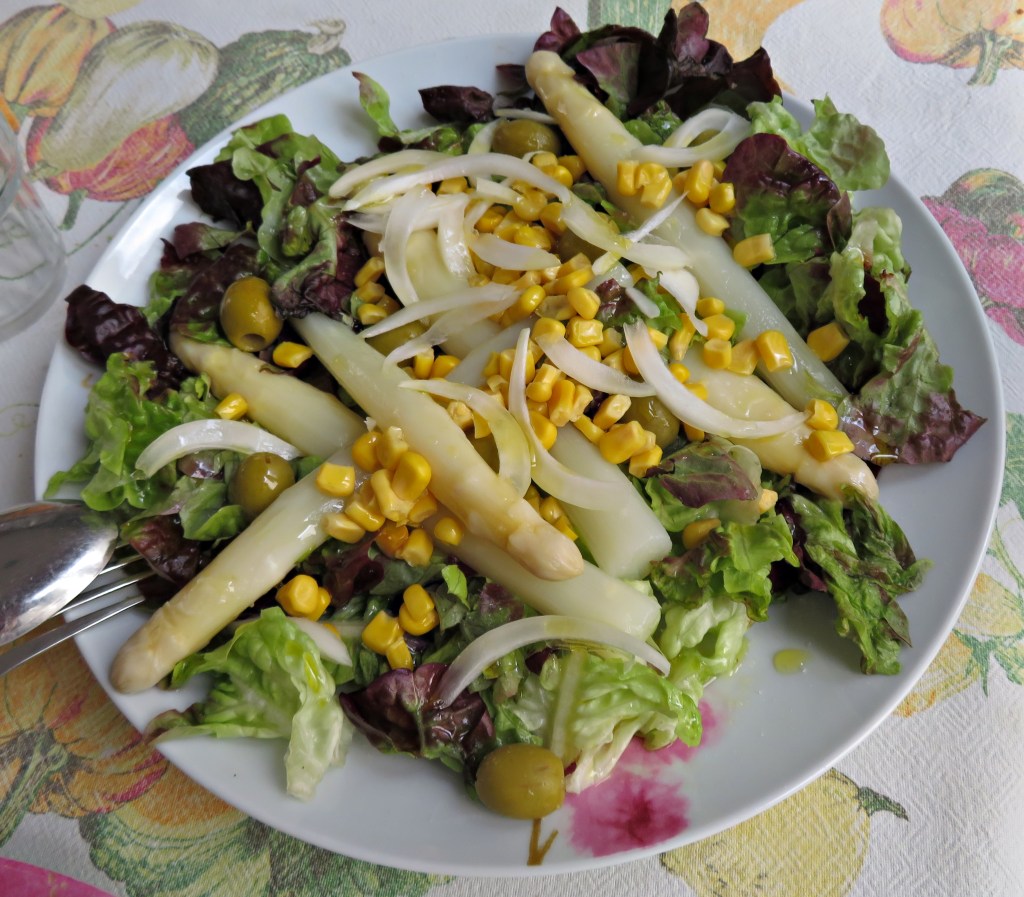 Ensalada de lechuga con espárragos y&nbsp;maíz