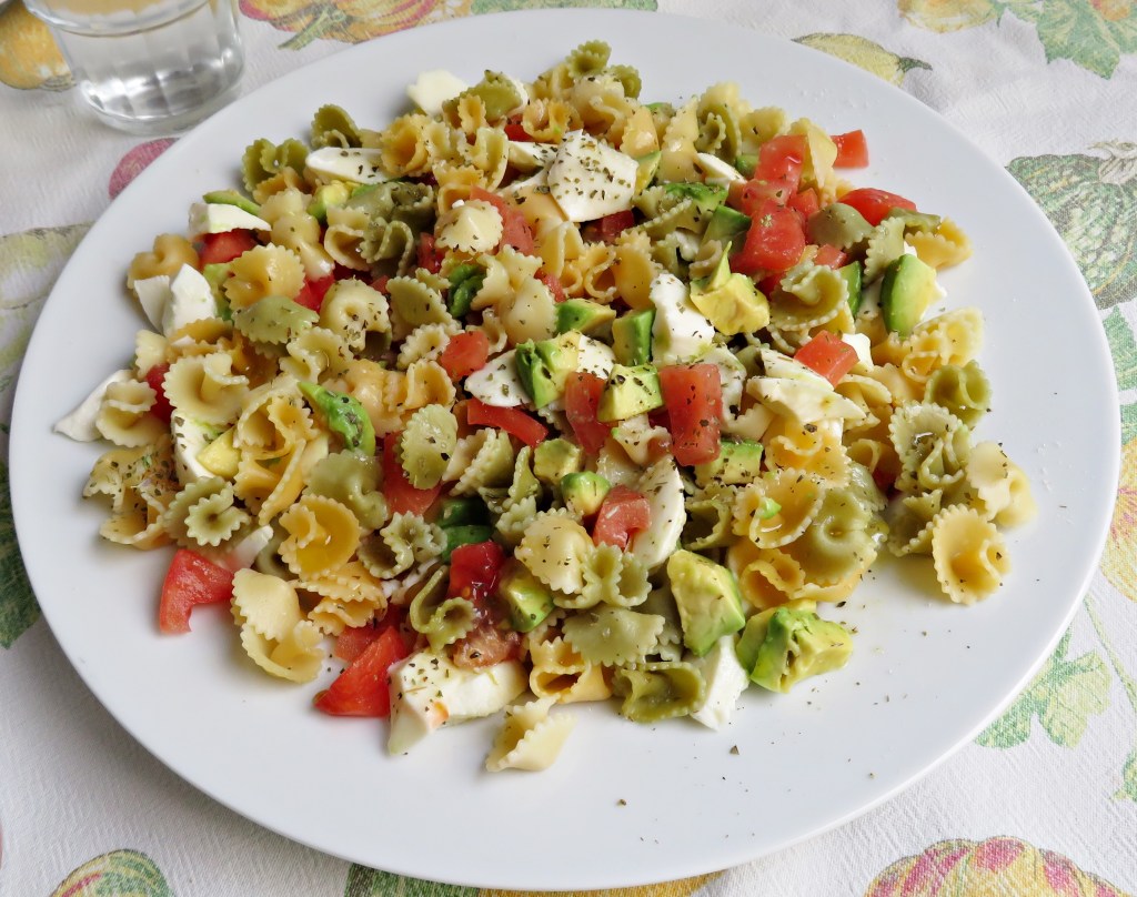 Ensalada de pasta&nbsp;tricolore