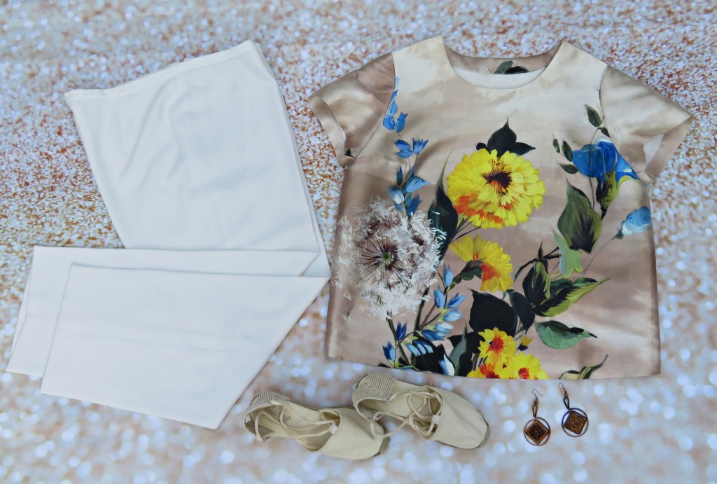 Blusón flores amarillas, pantalón blanco&nbsp;(2017)