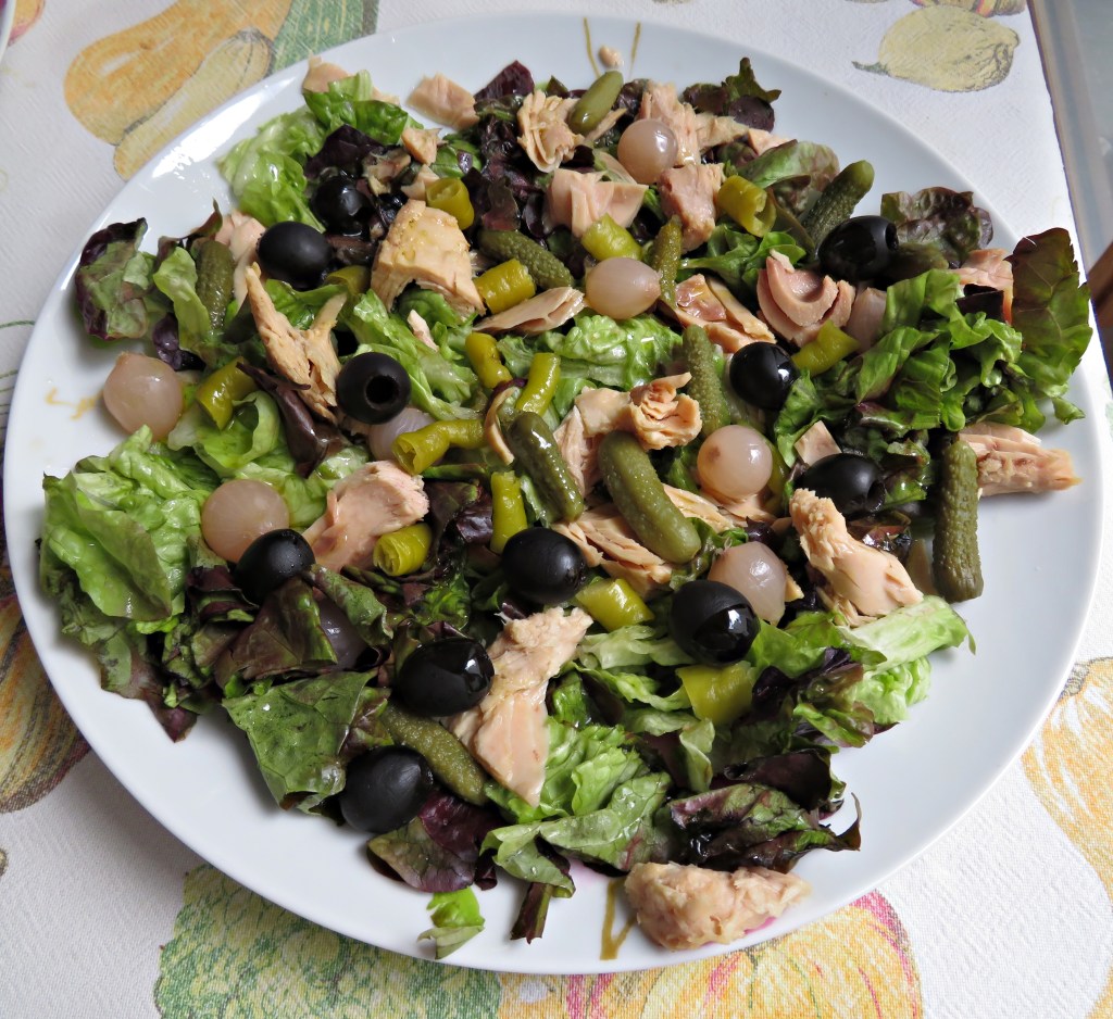 Ensalada de lechuga, bonito y&nbsp;encurtidos