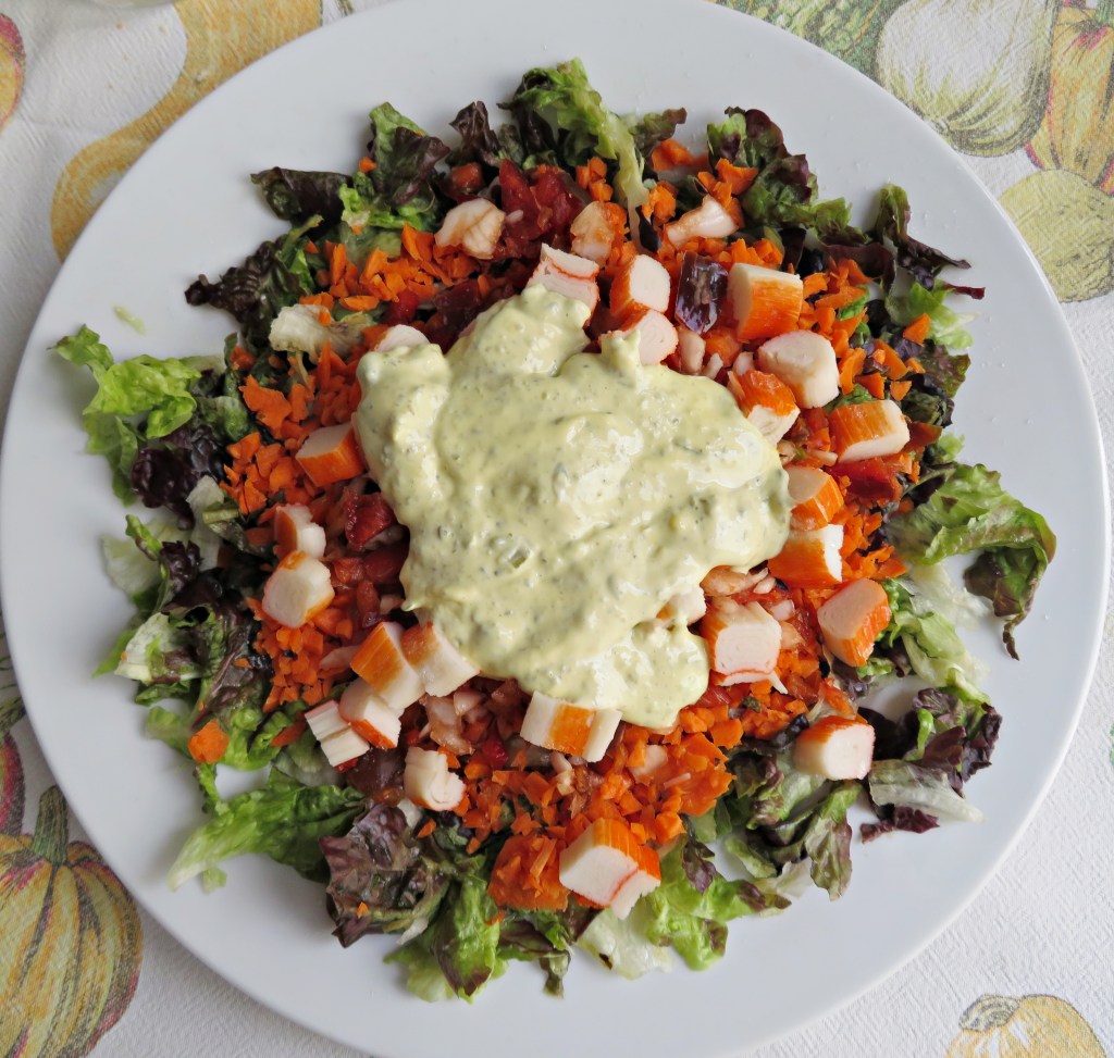Ensalada de lechuga, palitos de cangrejo y salsa&nbsp;tártara