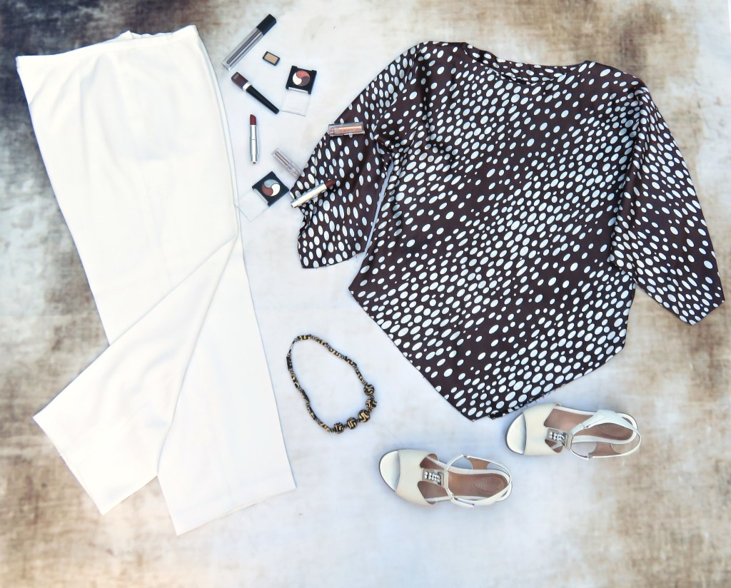 Blusón marrón lunares con pantalón blanco&nbsp;(2006)