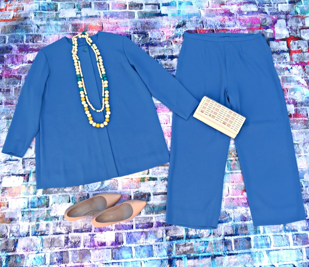 Blusón y pantalón azul&nbsp;(2020)