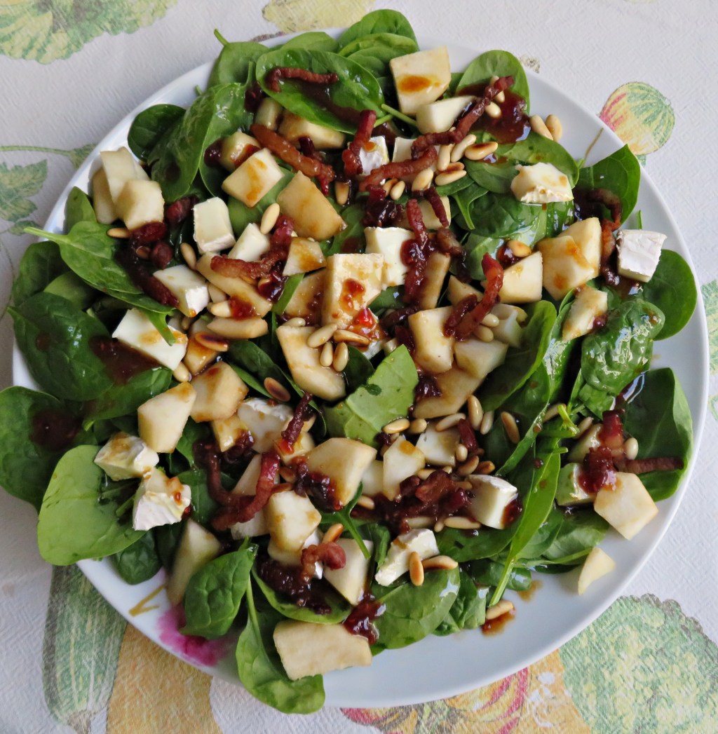 Ensalada de espinacas, queso, pera y&nbsp;panceta