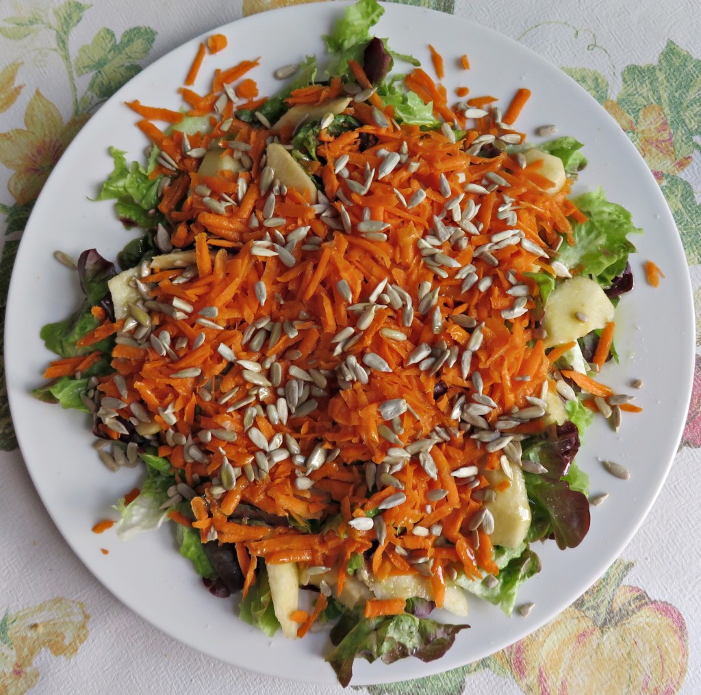 Ensalada de lechuga, manzana y&nbsp;zanahorias
