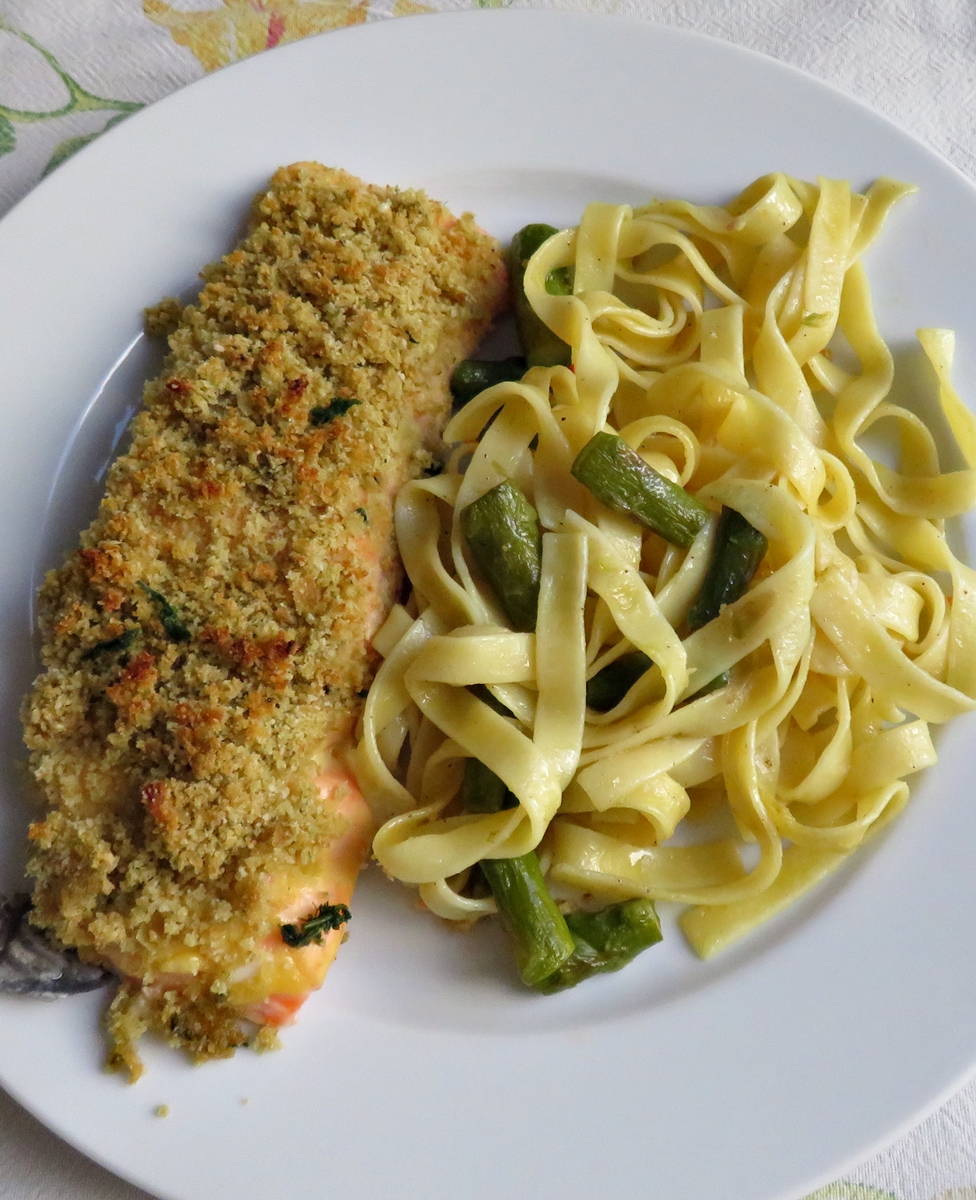 Salmón con costra de almendras y pasta con&nbsp;espárragos
