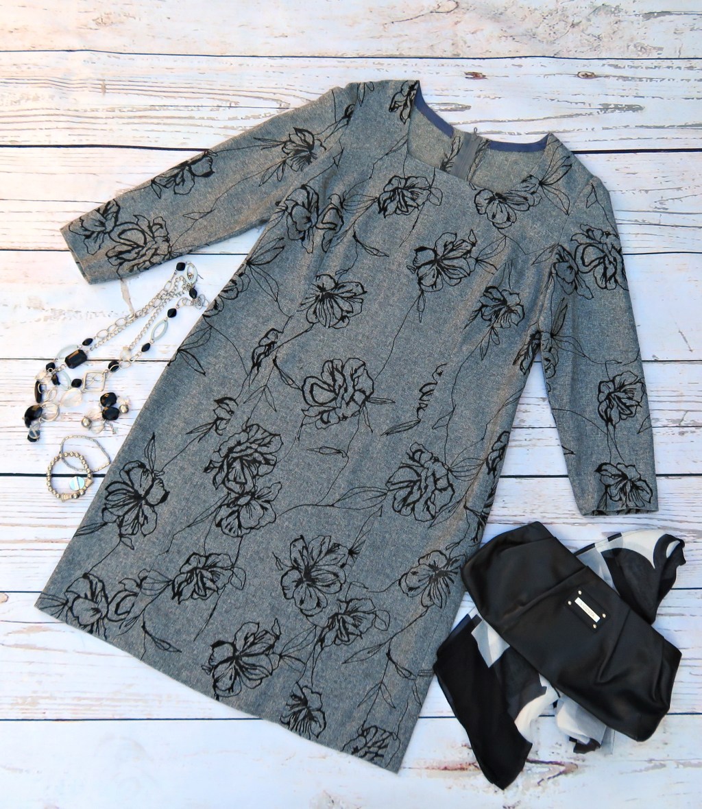 Vestido gris con flores negras&nbsp;(2008)