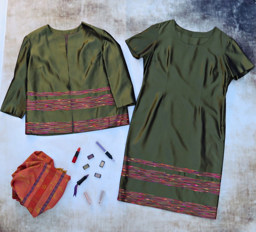 Vestido verde con bordados rosas&nbsp;(2001)