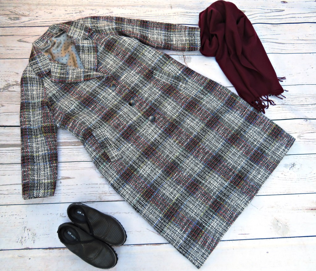 Abrigo de cuadros grises (2020)