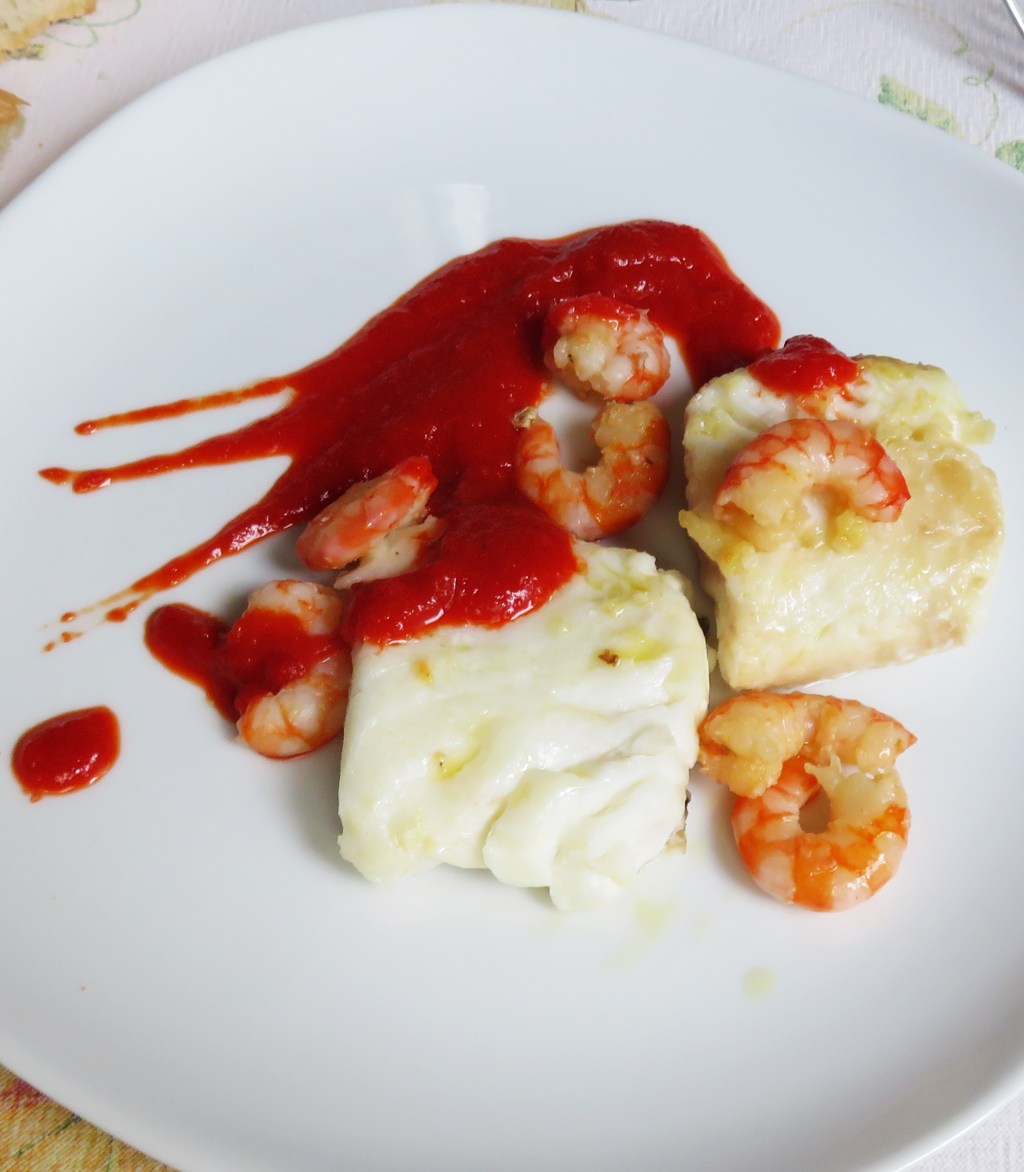 Merluza y gambas a la plancha con salsa de&nbsp;piquillos