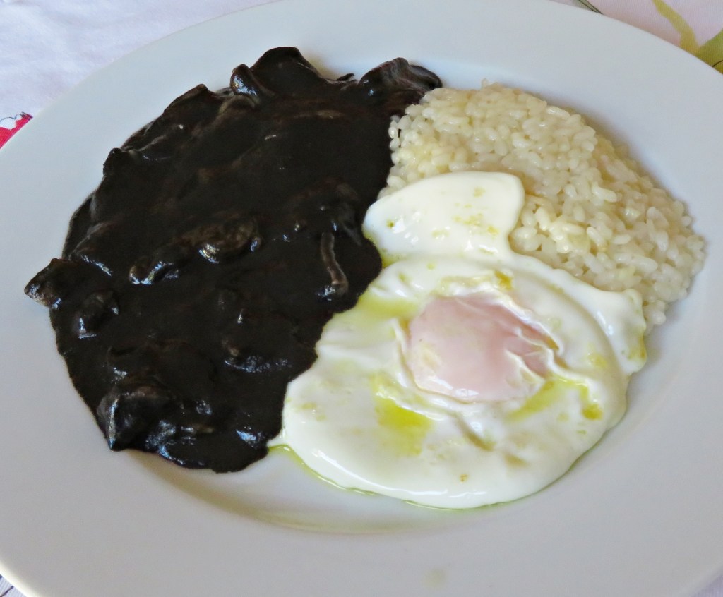 Chipirones en su tinta con arroz y huevo&nbsp;frito