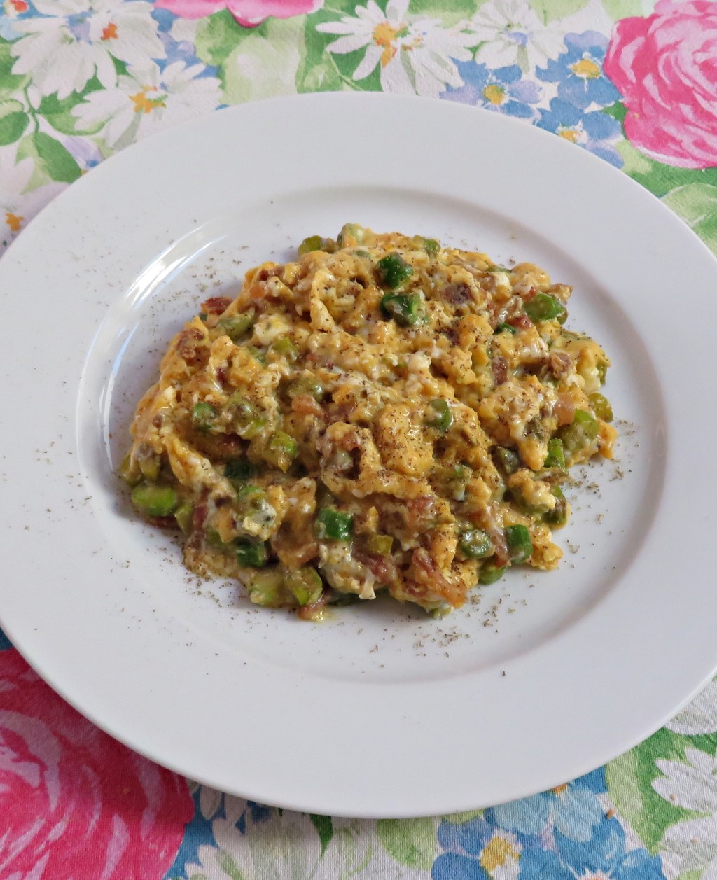 Revuelto de beicon y espárragos&nbsp;verdes