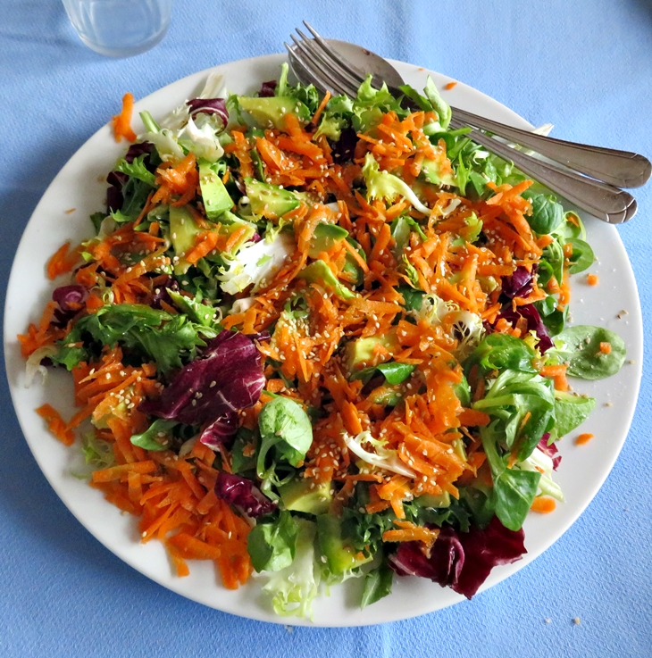 Ensalada de lechuga, aguacate y&nbsp;sésamo
